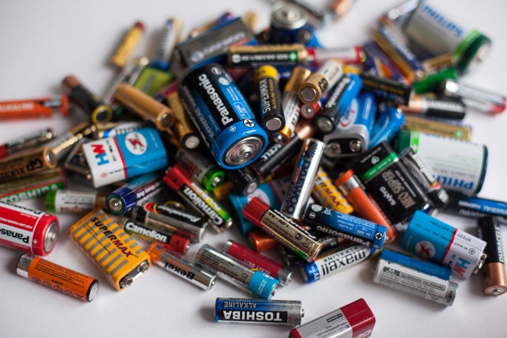 Можно ли выбрасывать использованные батарейки в мусорник?