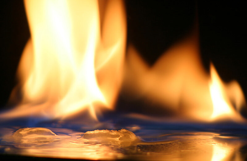 Почему бензин нельзя тушить водой?