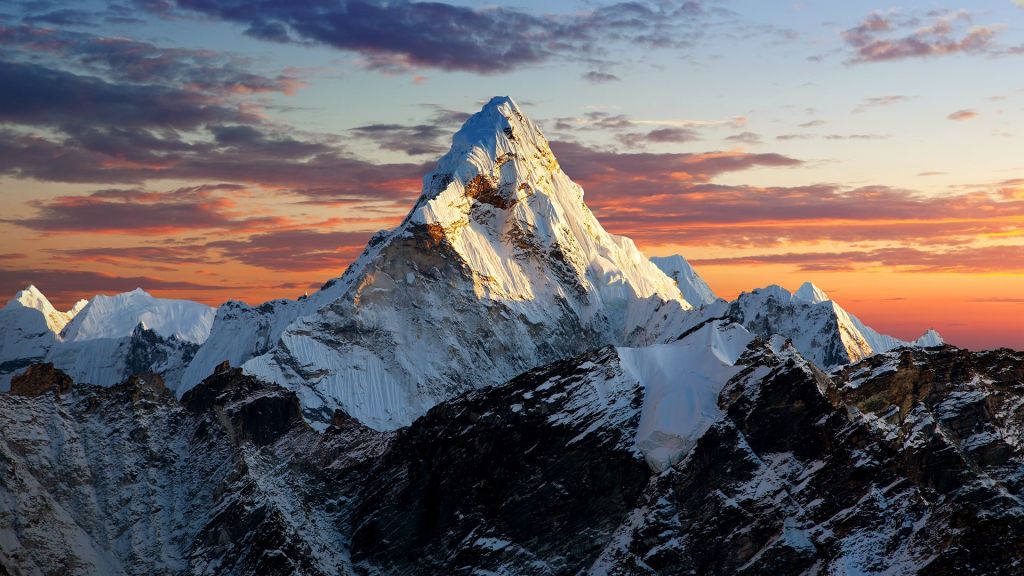 Эверест и Джомолунгма. Почему у самой высокой вершины два названия?