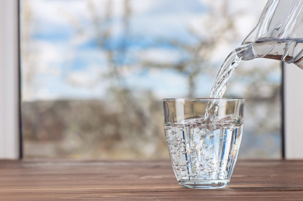 Почему, наливая воду в стакан, часто проливаешь её на стол?