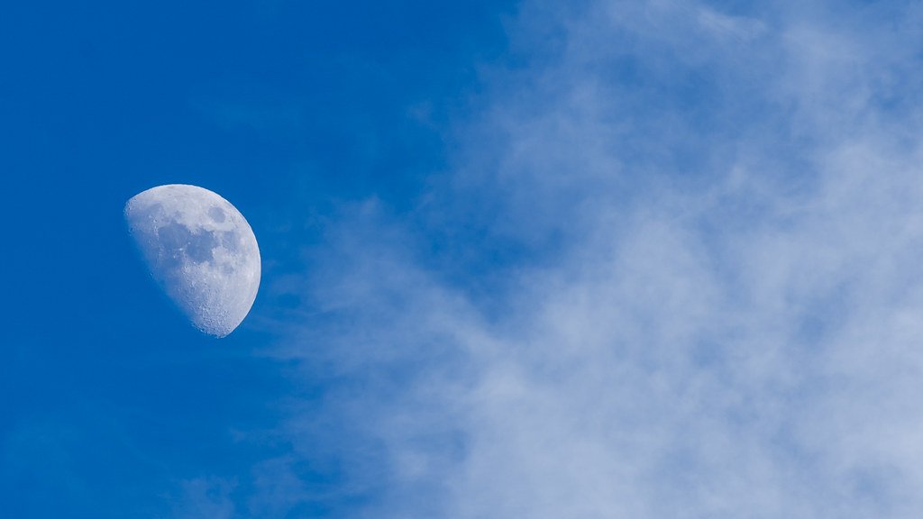 Почему днем иногда можно увидеть на небе Луну, а иногда - нет?