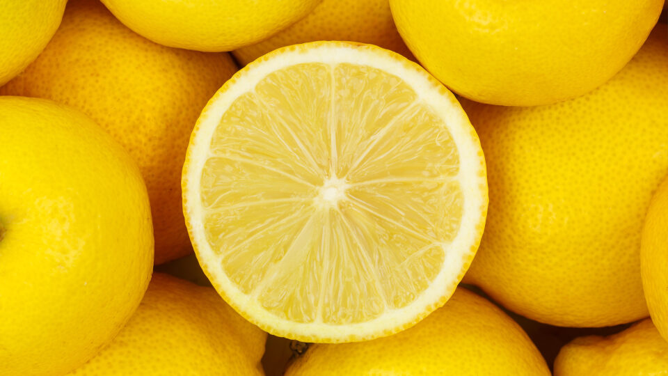 Почему лимон на срезе не темнеет, в отличие от других фруктов?