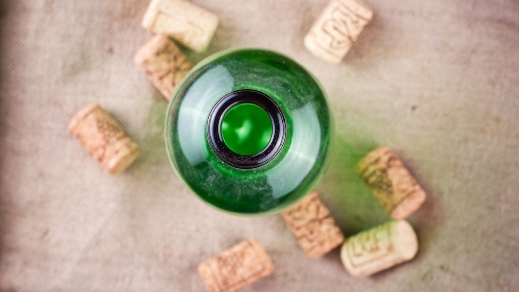 Почему не принято оставлять на столе пустые бутылки?