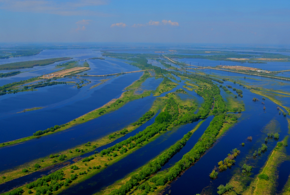 В чем разница между паводком и половодьем?