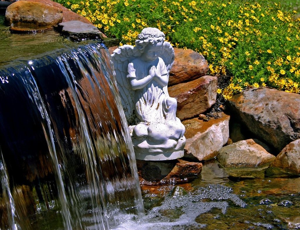 Почему вода журчит?