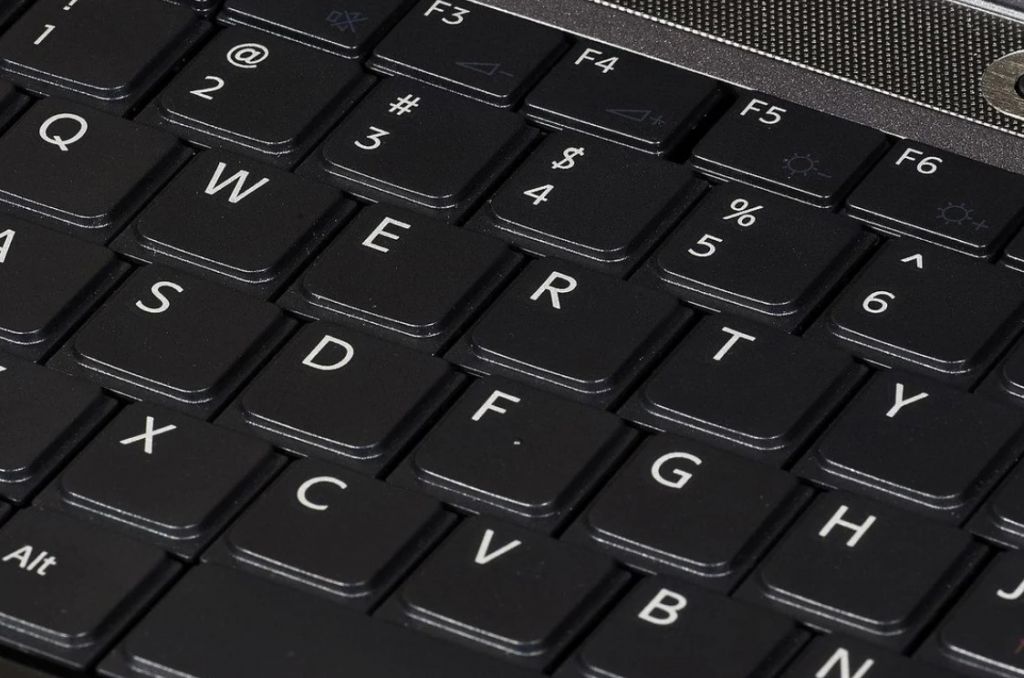 Откуда взялась стандартная раскладка клавиатуры QWERTY и почему ее создали для замедления скорости печати?